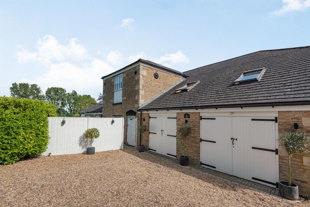 5 bedroom barn conversion for sale in Stainfield Road, Hanthorpe