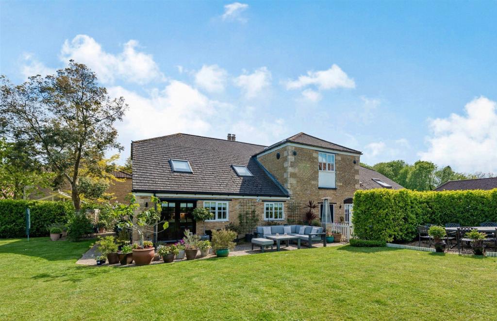 5 bedroom barn conversion for sale in Stainfield Road, Hanthorpe