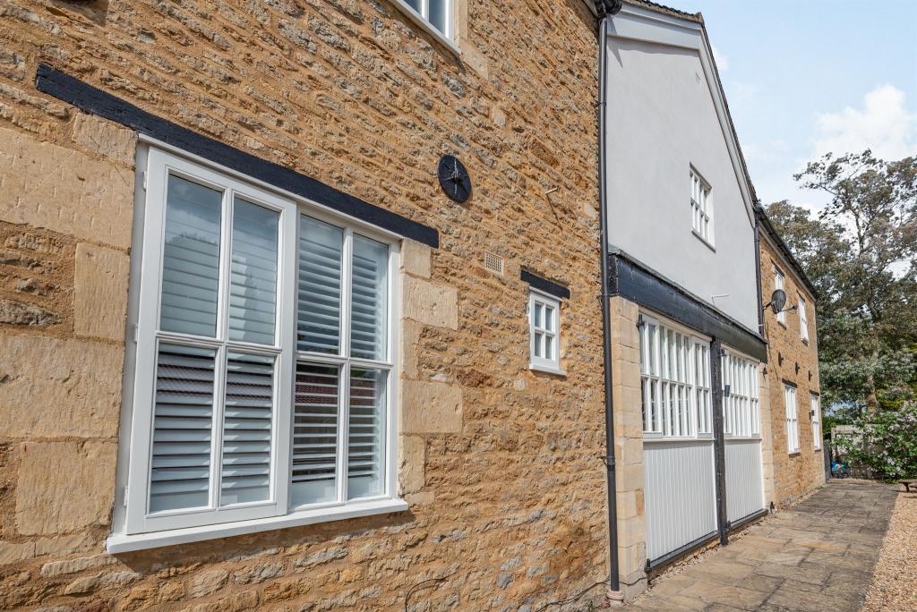 5 bedroom barn conversion for sale in Stainfield Road, Hanthorpe