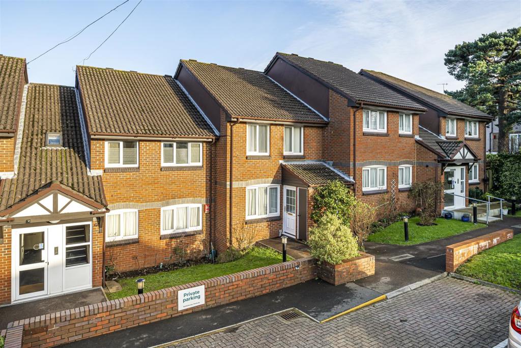1 bedroom retirement property for sale in Richfield Road, Bushey, WD23