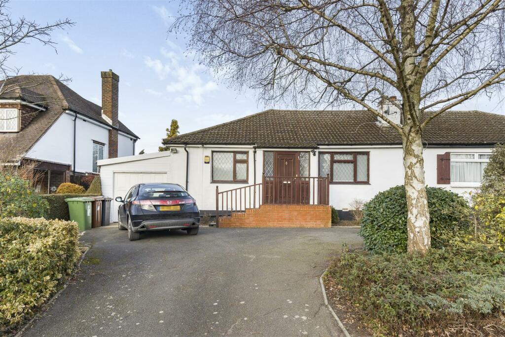 2 bedroom semidetached bungalow for sale in Chiltern Avenue, Bushey, WD23