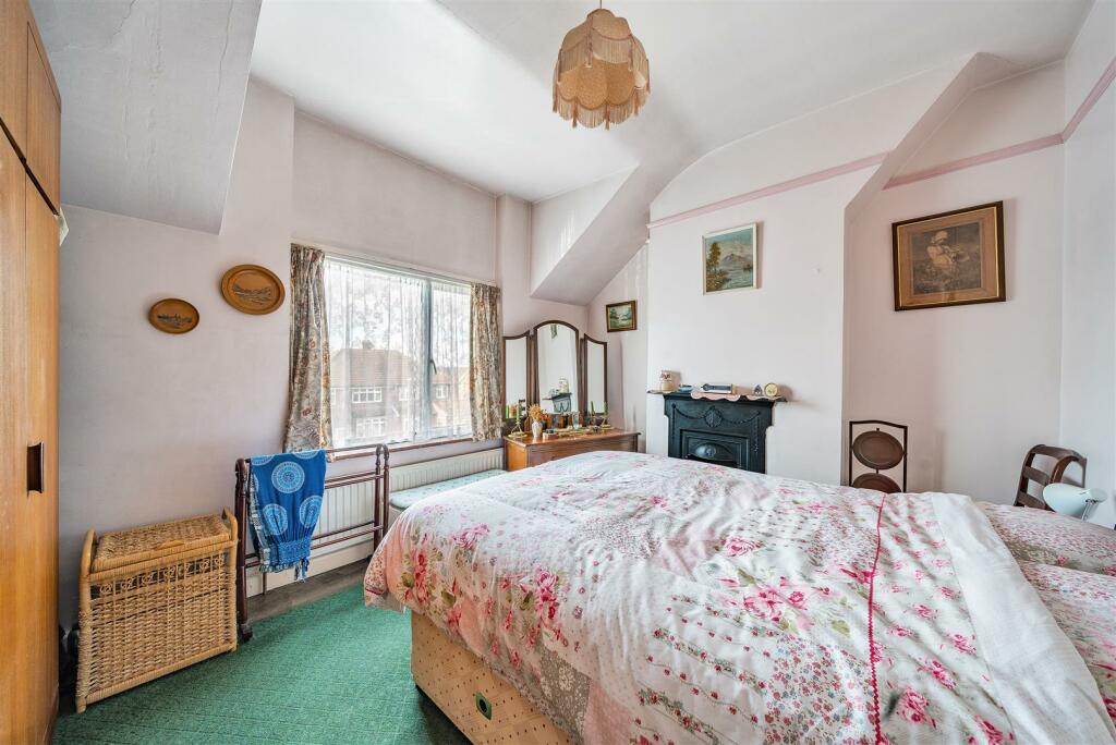 3 bedroom semidetached house for sale in Wayside Avenue, Bushey, WD23