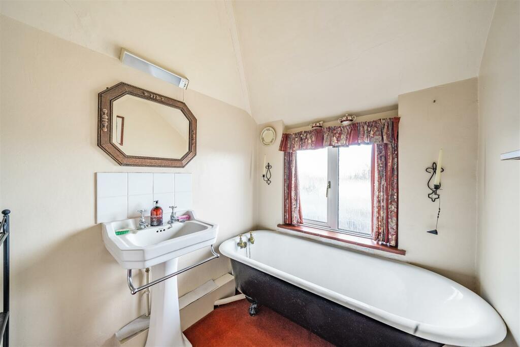 3 bedroom semidetached house for sale in Wayside Avenue, Bushey, WD23