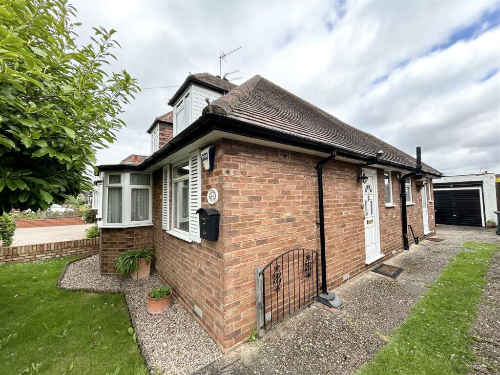 2 bedroom semidetached bungalow for sale in Chartley Avenue, Stanmore, HA7