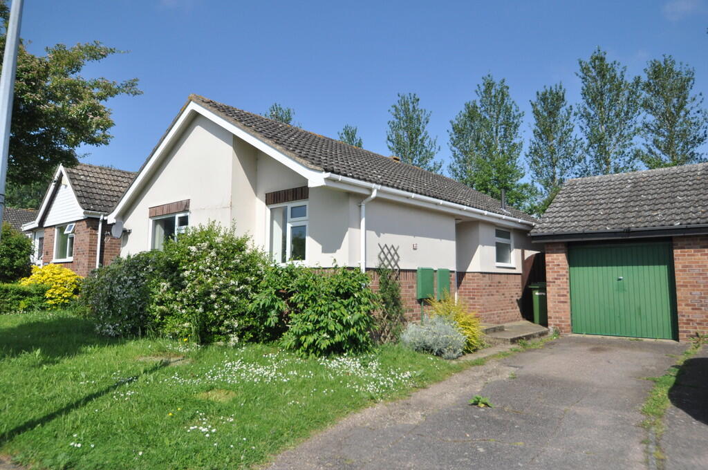 2 bedroom detached bungalow for sale in Dakings Drift, Halesworth, IP19