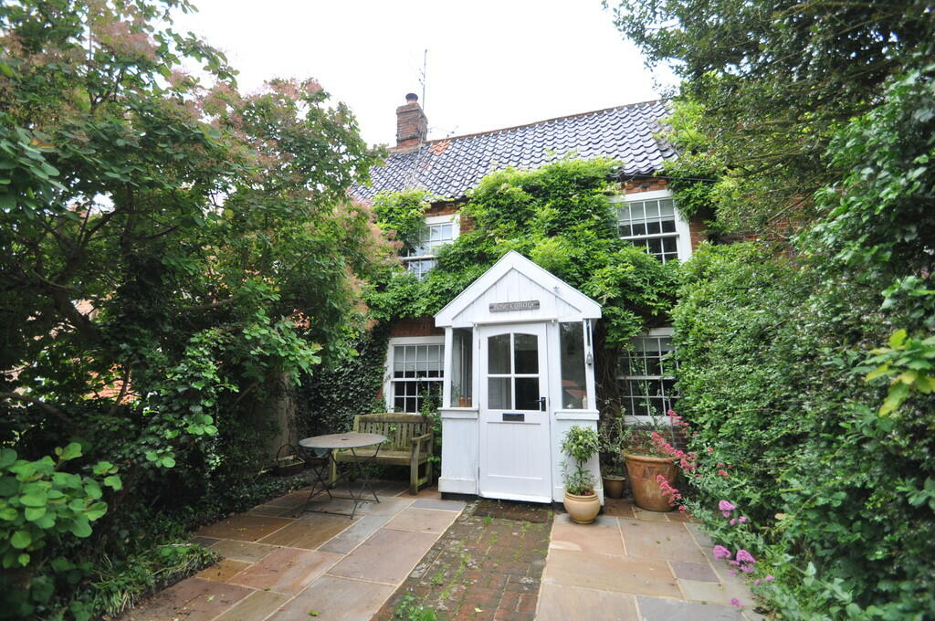 2 bedroom cottage for sale in Blackheath Road, Halesworth, IP19