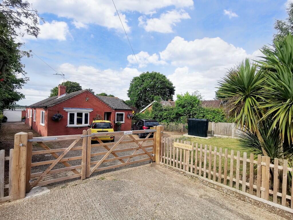 3 bedroom detached bungalow for sale in Narrow Way, Wenhaston
