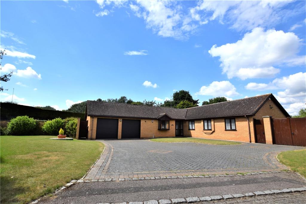 4 bedroom bungalow for sale in Heronsford, West Hunsbury, Northampton, NN4