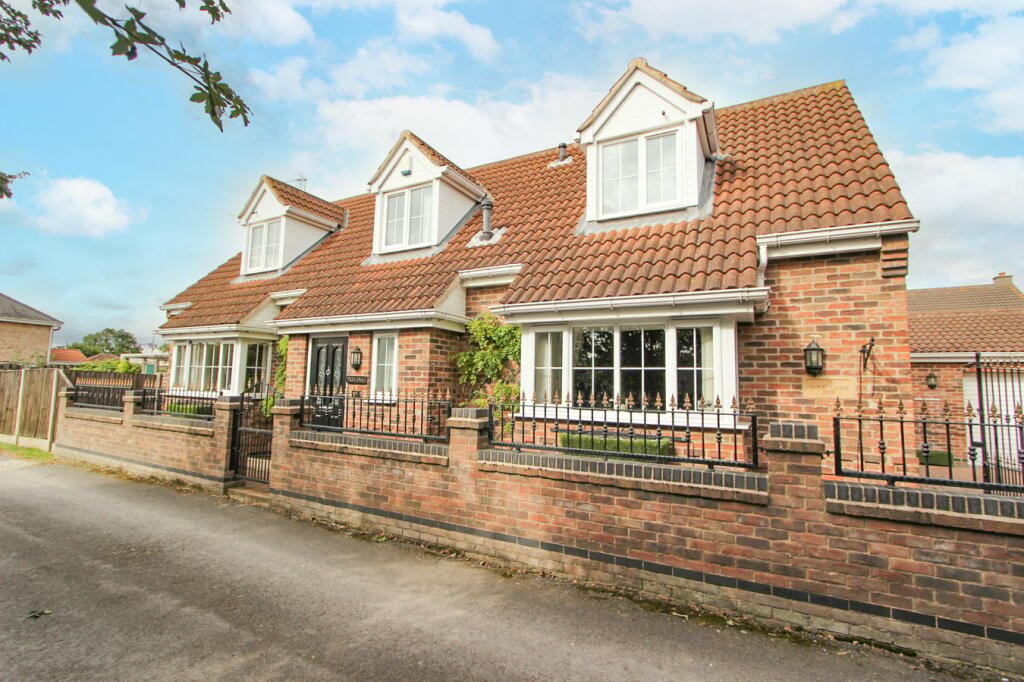 3 bedroom detached house for sale in Park Lane, Blaxton, Doncaster, DN9