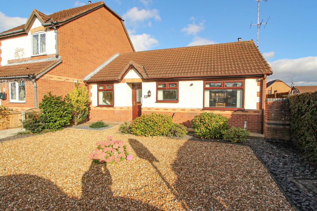 2 bedroom semidetached bungalow for sale in Headingley Way, Edlington