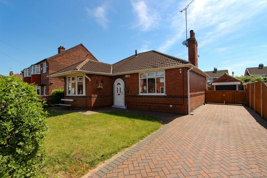 2 bedroom detached bungalow for sale in Grove Hill Road, Wheatley Hills