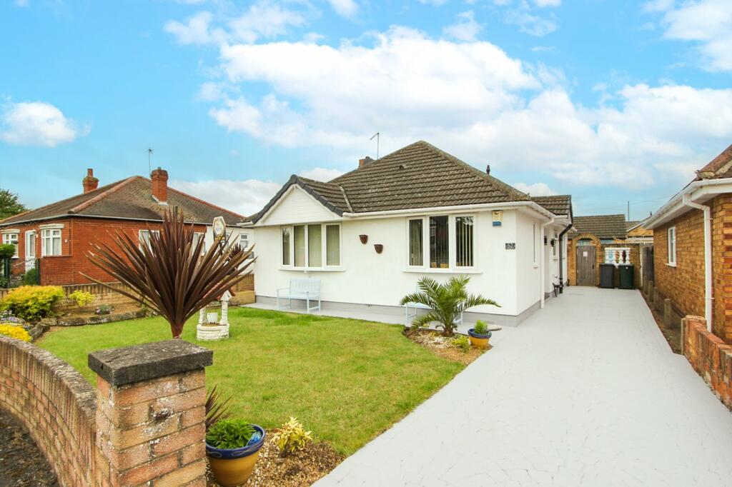 2 bedroom detached bungalow for sale in High Street, Dunsville
