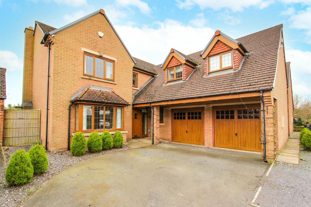 5 bedroom detached house for sale in Grange Road, Cantley, Doncaster, DN4
