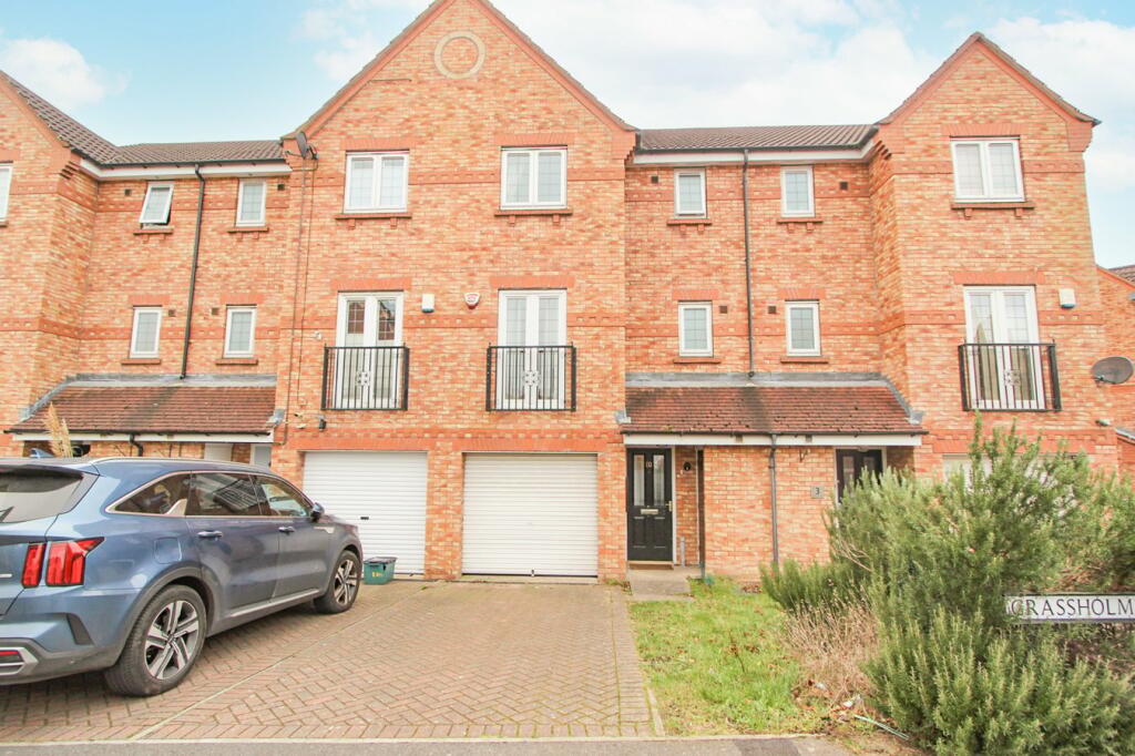 4 bedroom town house for sale in Grassholme Close, Lakeside, Doncaster, DN4
