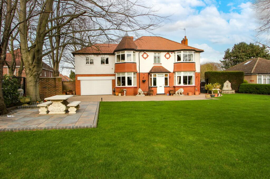 4 bedroom detached house for sale in Bawtry Road, Bessacarr, Doncaster, DN4