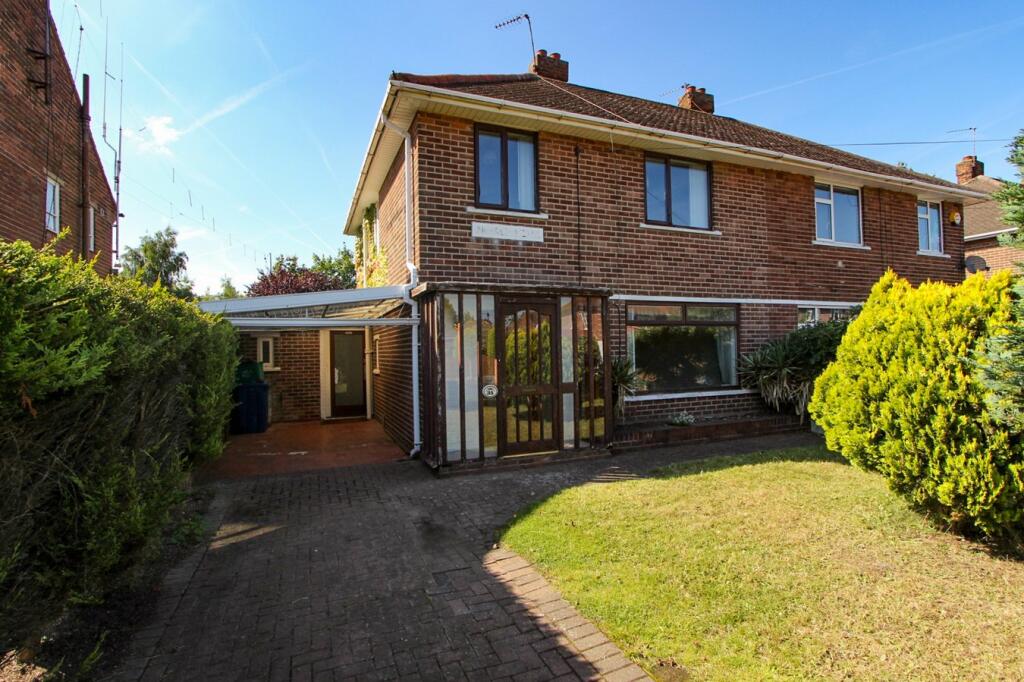 3 bedroom semidetached house for sale in Aintree Avenue, Cantley