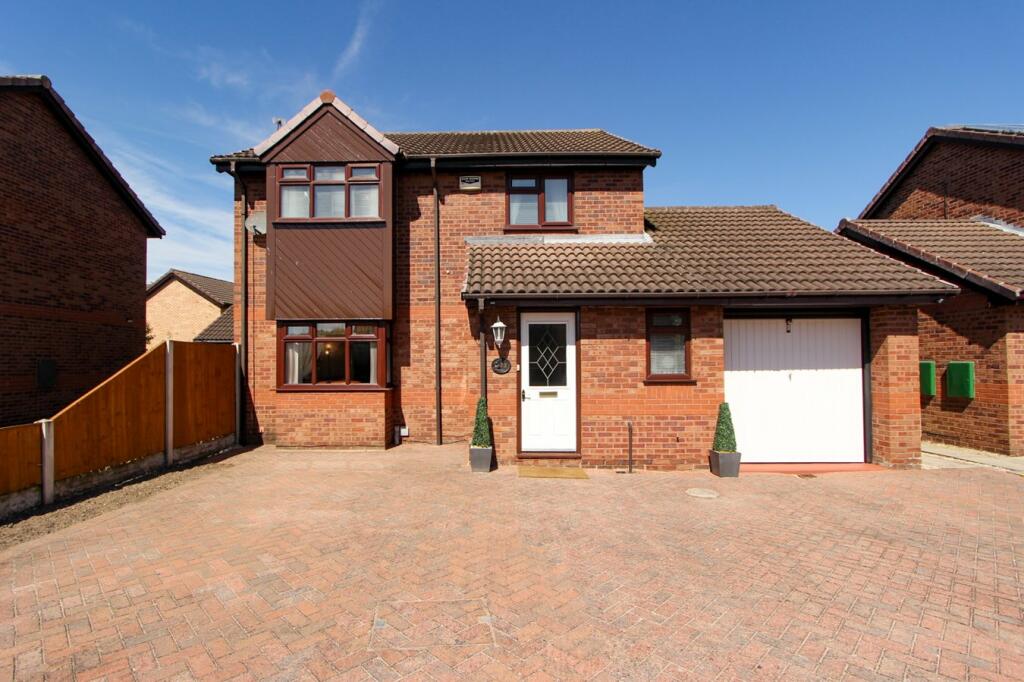 3 bedroom detached house for sale in Farnborough Drive, Cantley