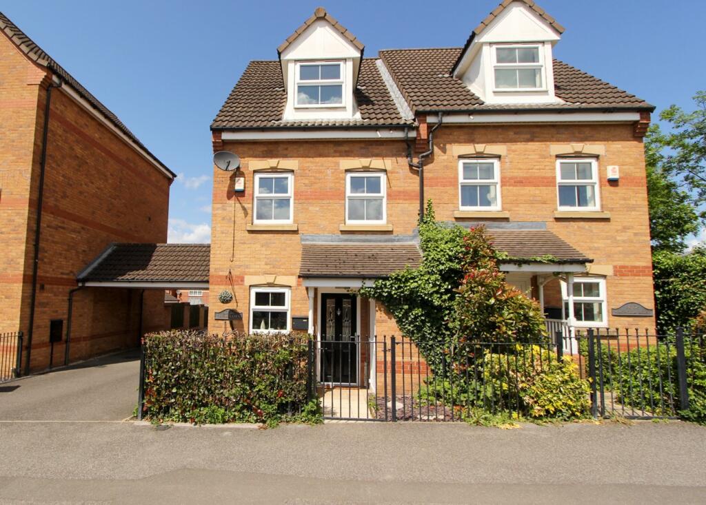 3 bedroom town house for sale in Scrooby Road, Harworth, Doncaster, DN11