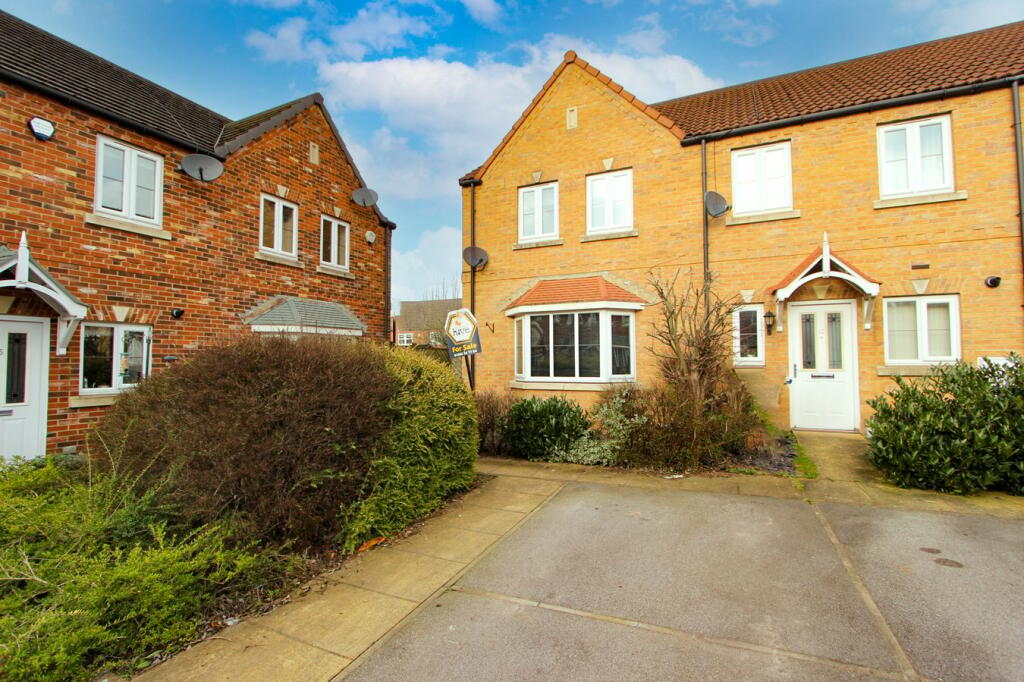 3 bedroom end of terrace house for sale in Mallard Chase, Hatfield