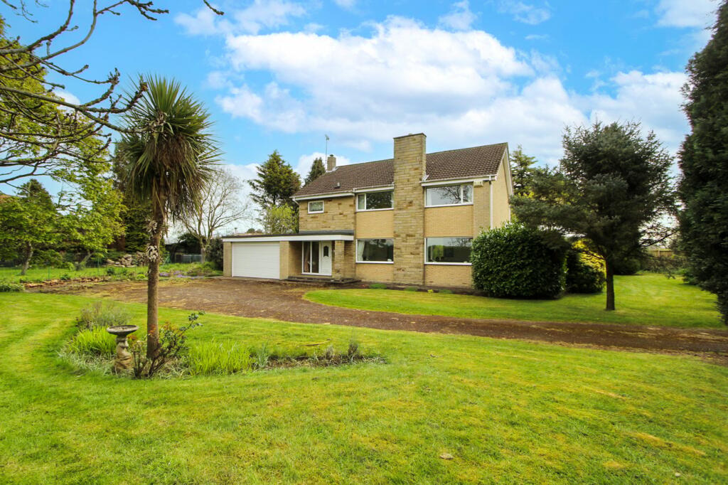 4 bedroom detached house for sale in Bawtry Road, Hatfield Woodhouse