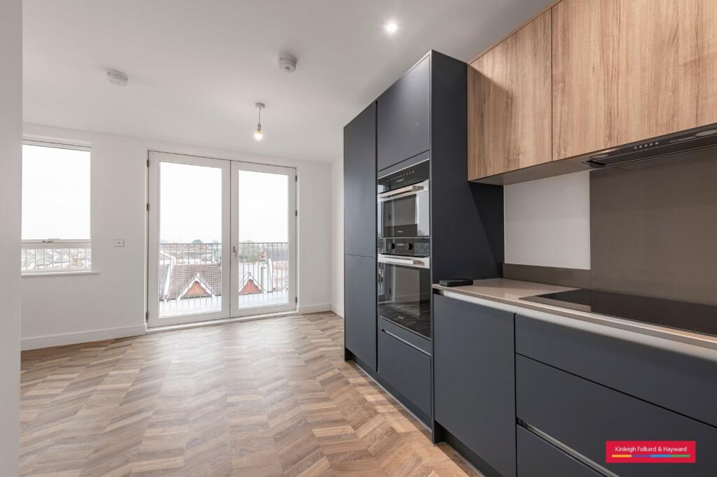 Main image of property: High Road, North Finchley, N12