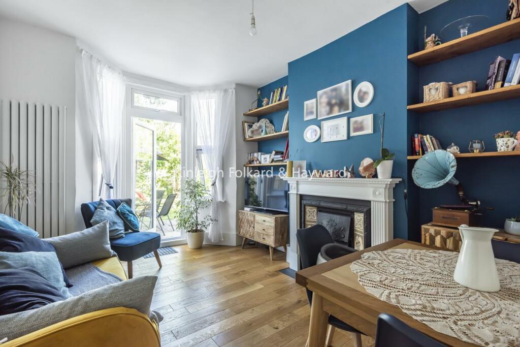 2 bedroom flat for sale in Beaconsfield Road, Friern N11