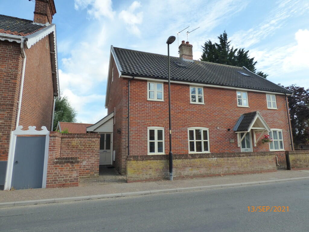 3 bedroom semidetached house for rent in Norwich Road, Chedgrave