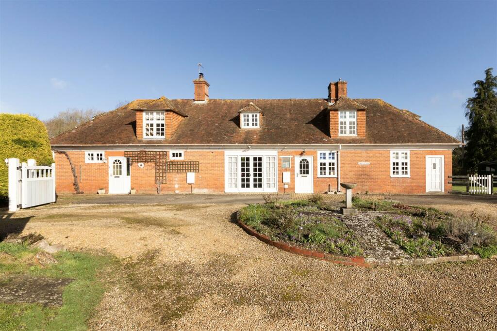 5 bedroom detached house for sale in The Stables/Diary Cottage Races