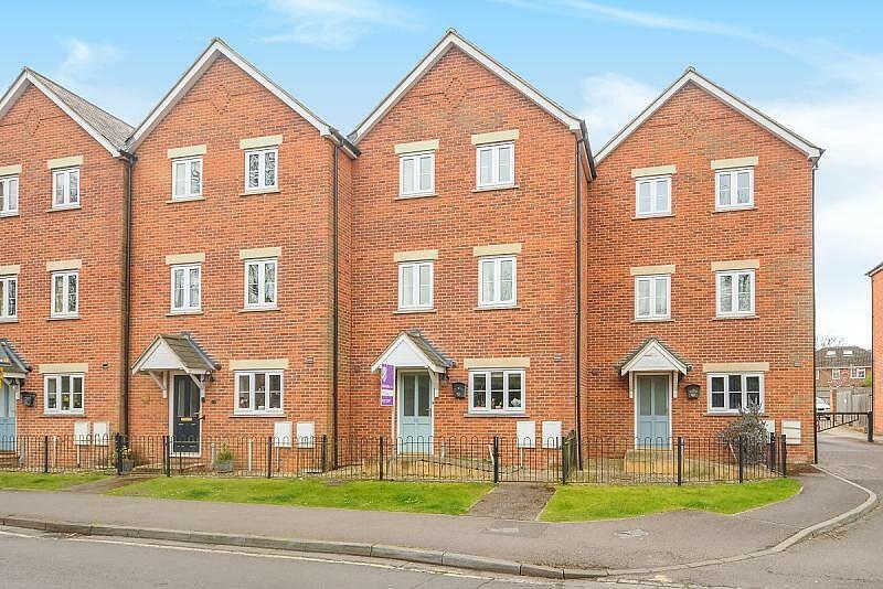 4 bedroom terraced house for sale in Caldecott Road, AbingdononThames