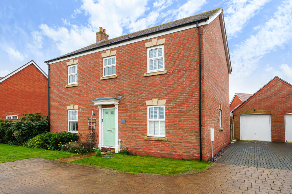 4 bedroom detached house for sale in Badgers Drive, Wantage