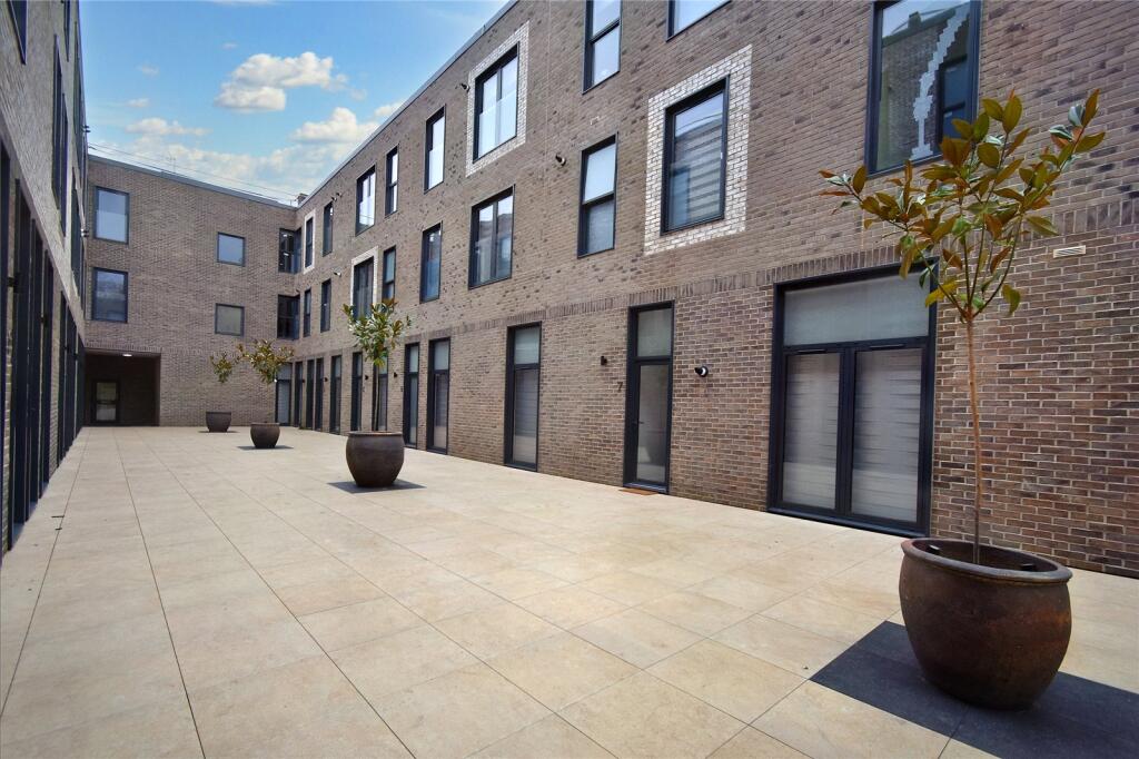 Main image of property: Emerald House, 236A London Road, Newbury, Berkshire, RG14