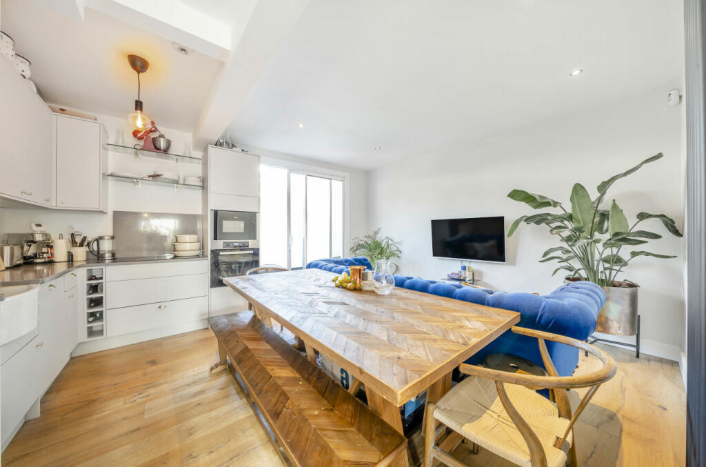 3 bedroom semidetached house for sale in Mayday Gardens, Blackheath