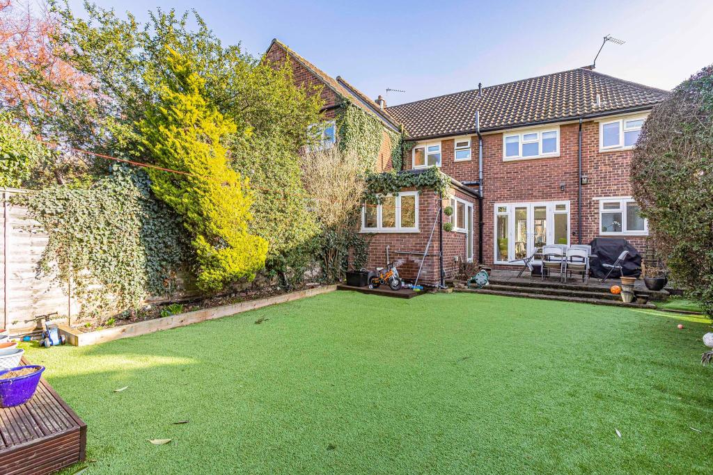 4 bedroom semidetached house for sale in Cedar Close, Potters Bar, EN6