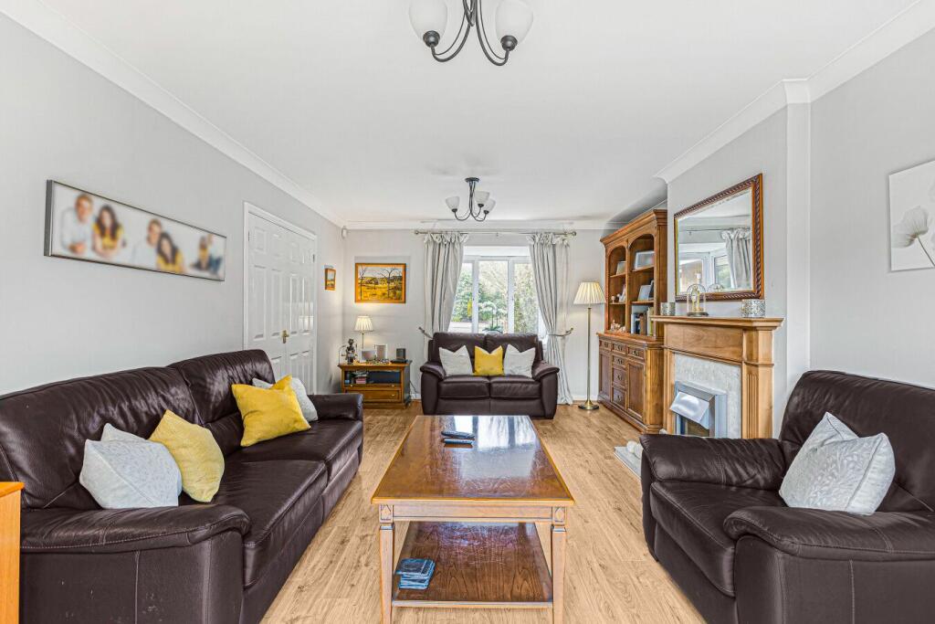 5 bedroom detached house for sale in Richardson Crescent, Goffs Oak