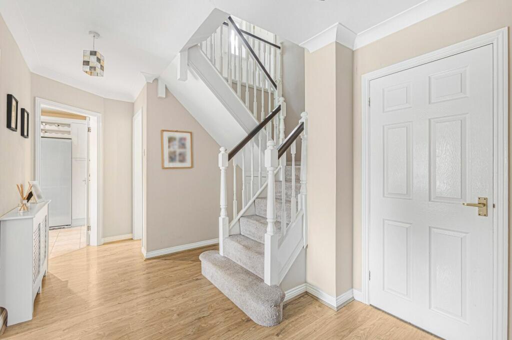 5 bedroom detached house for sale in Richardson Crescent, Goffs Oak