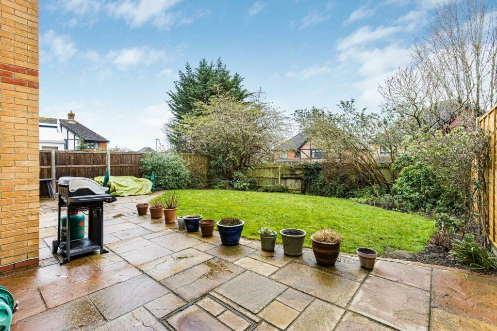 5 bedroom detached house for sale in Richardson Crescent, Goffs Oak