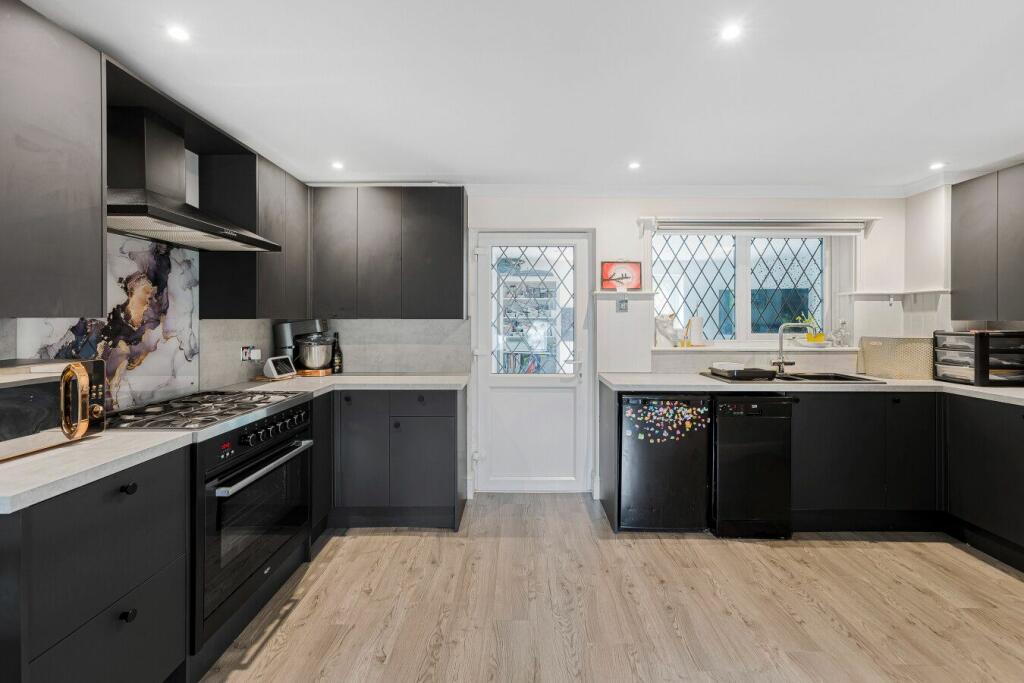 Additional property image - Puttocks Drive, Welham Green,  AL9 7LW