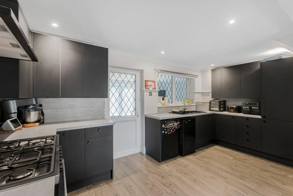 Additional property image - Puttocks Drive, Welham Green,  AL9 7LW