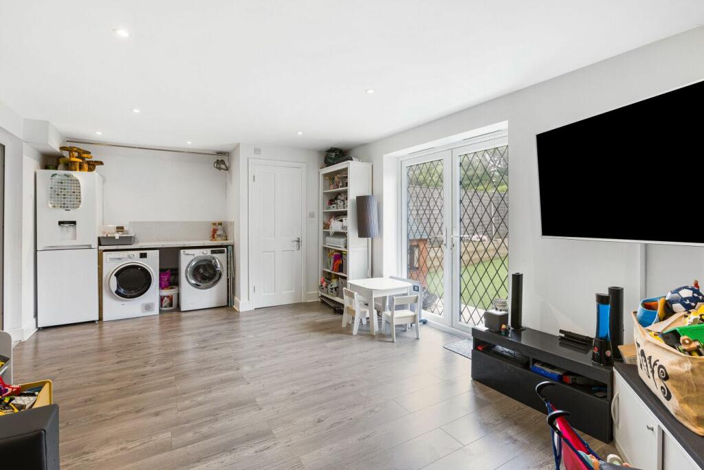 Additional property image - Puttocks Drive, Welham Green,  AL9 7LW
