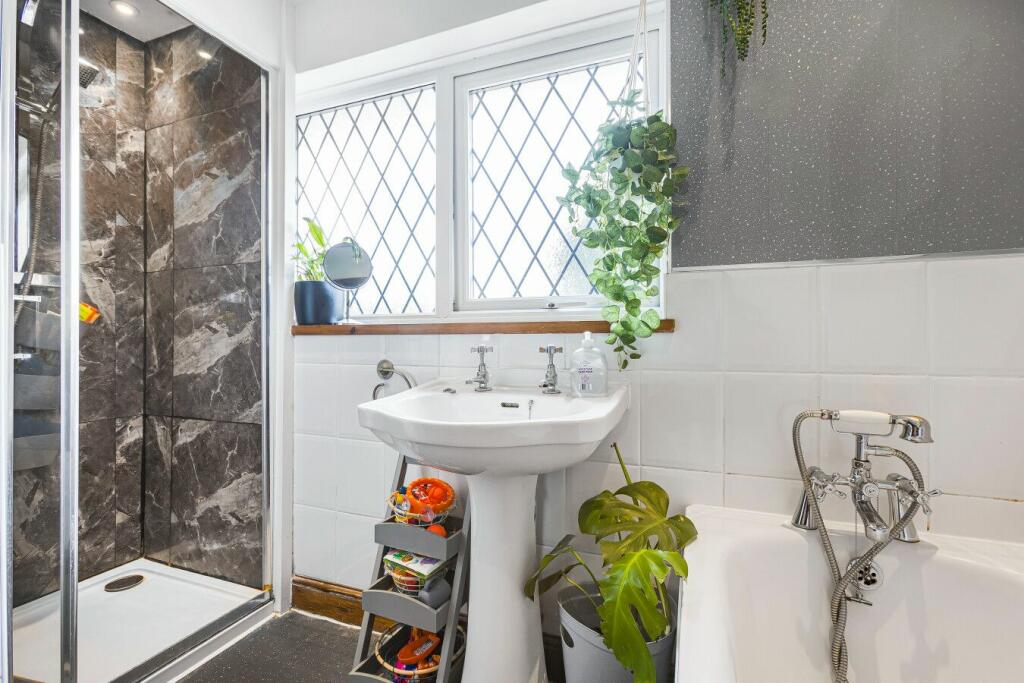 Additional property image - Puttocks Drive, Welham Green,  AL9 7LW
