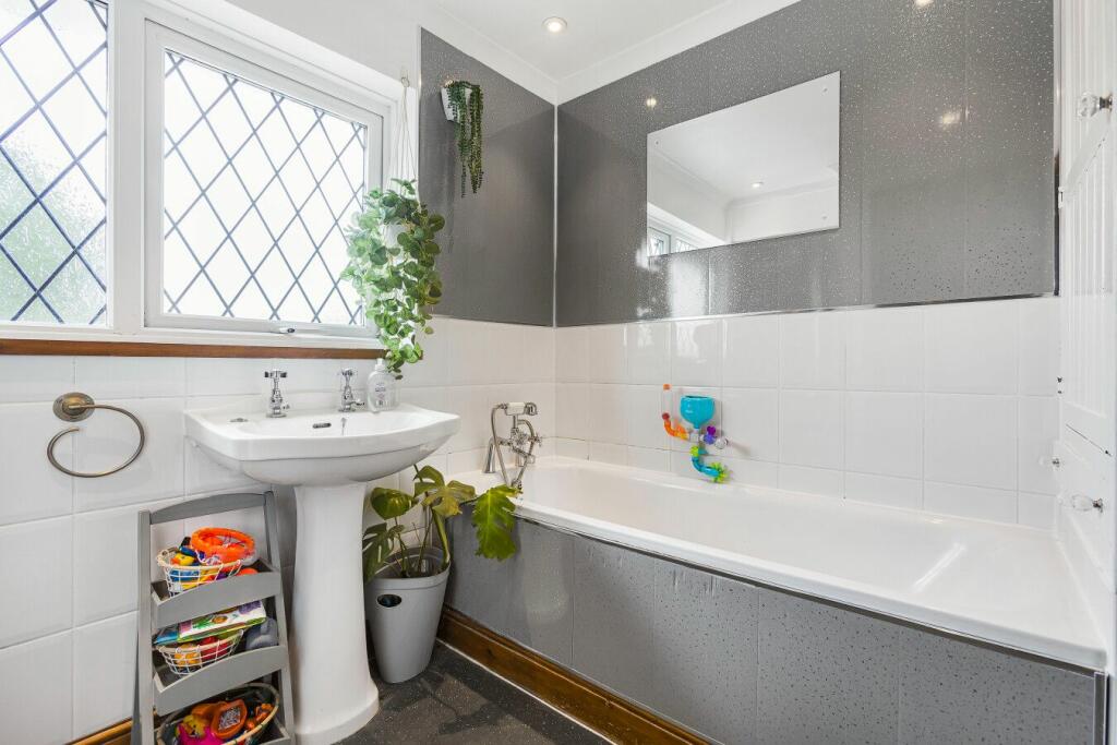 Additional property image - Puttocks Drive, Welham Green,  AL9 7LW
