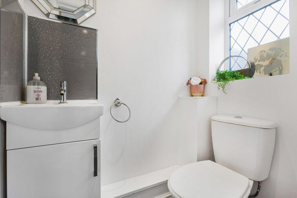 Additional property image - Puttocks Drive, Welham Green,  AL9 7LW