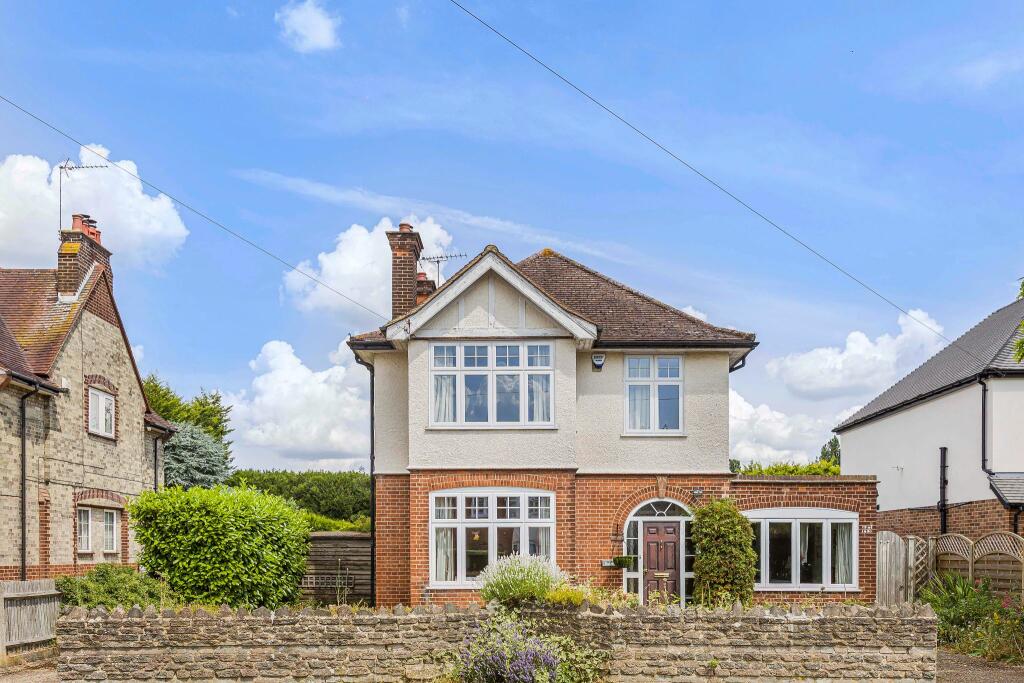 3 bedroom detached house for sale in Holloways Lane, Welham Green, AL9