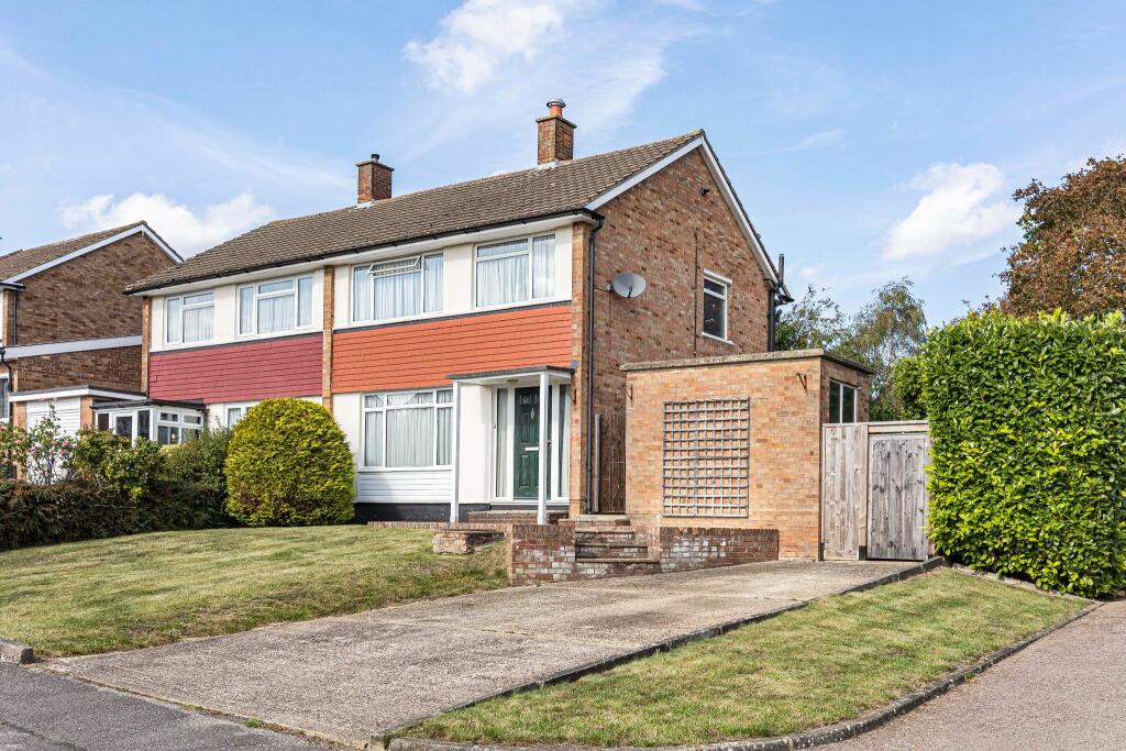 3 bedroom semidetached house for sale in Hatherleigh Gardens, Potters