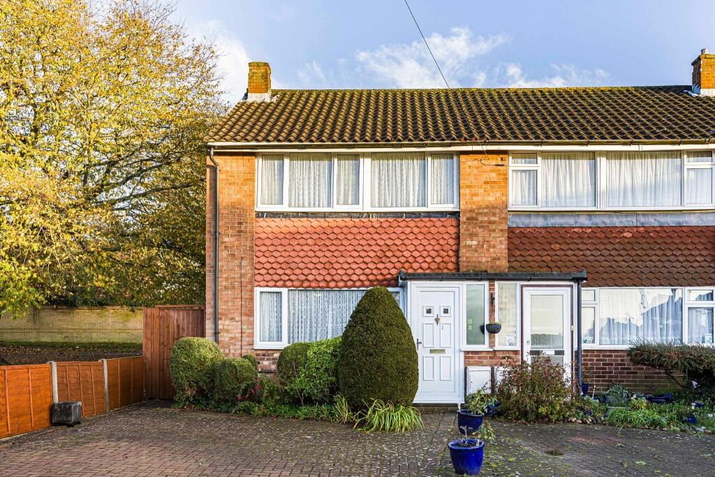 3 bedroom end of terrace house for sale in Otways Close, Potters Bar