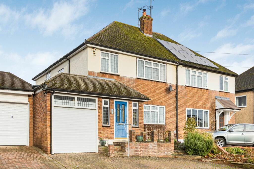 3 bedroom semidetached house for sale in The Gardens, Brookmans Park, AL9