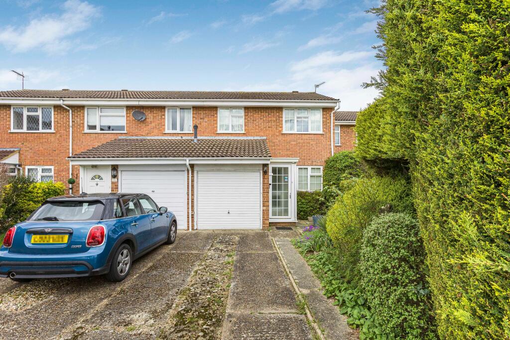 3 bedroom terraced house for sale in Booths Close, Welham Green, AL9