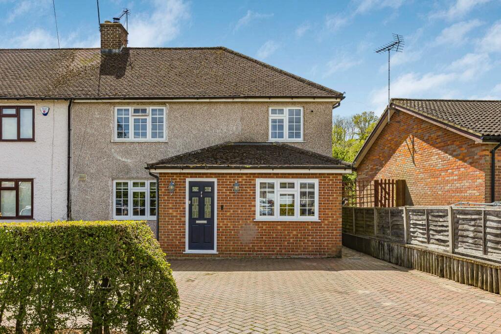 4 bedroom semidetached house for sale in Parsonage Road, Welham Green, AL9