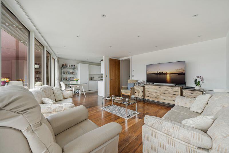 2 bedroom flat for sale in Flower Lane, Mill Hill, London NW7