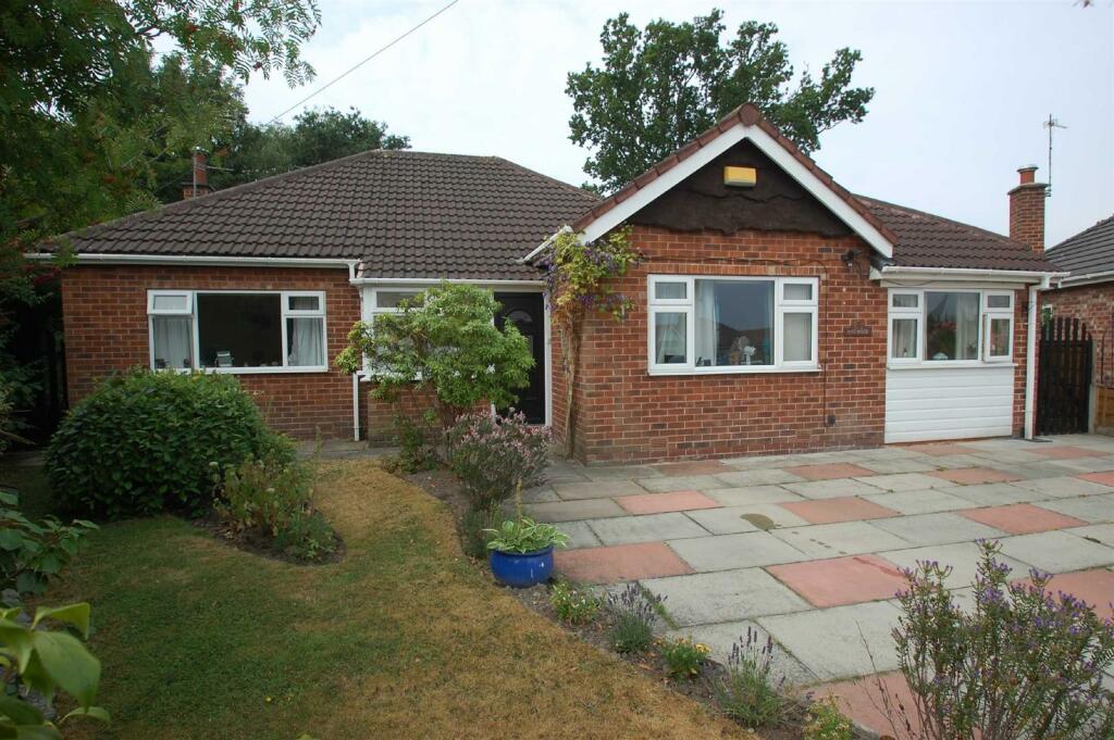 3 bedroom detached bungalow for sale in Larchway, Bramhall, SK7